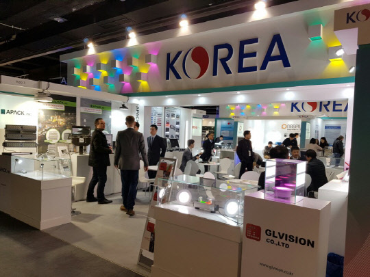 사단법인 LED산업포럼(위원장  이상희)이 세계 최대 조명전시회인 프랑크푸르트국제조명박람회(Light+Building 2018)에 한국관을 설치하고 국내 기업의 해외진출을 적극 지원한다고 20일 밝혔다. 이번 한국관은 LED산업포럼과 KOTRA 프랑크푸르트무역관이 공동으로 설치 운영하며 3월 18일부터 23일까지 6일간 전시장에서 한국 LED조명의 품질과 기술의 우수성을 전 세계 참관객들에게 널리 알리게 된다. LED산업포럼 제공